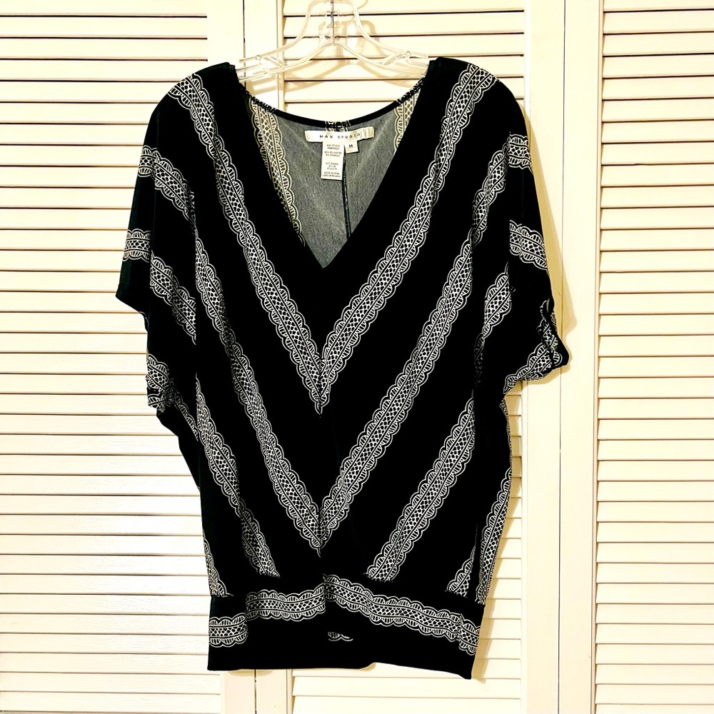 Max Studio Black and White V-Neck Patterned Blouse